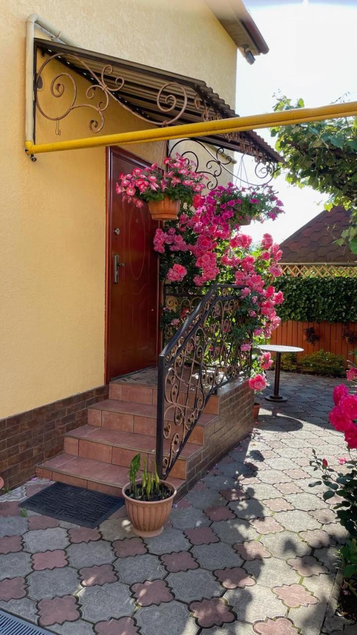 Квітковий Двір Golubinoye Exterior foto