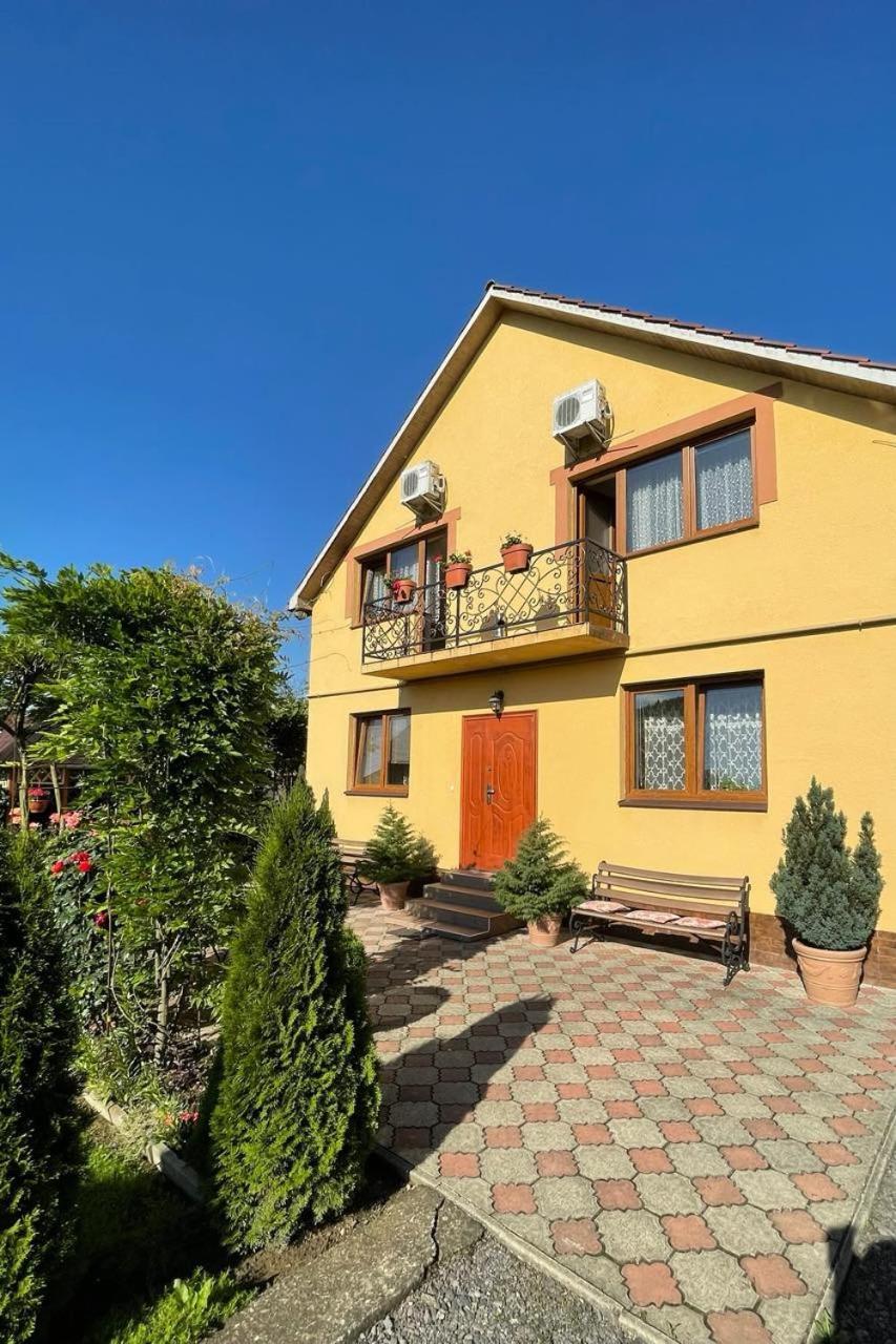 Квітковий Двір Golubinoye Exterior foto