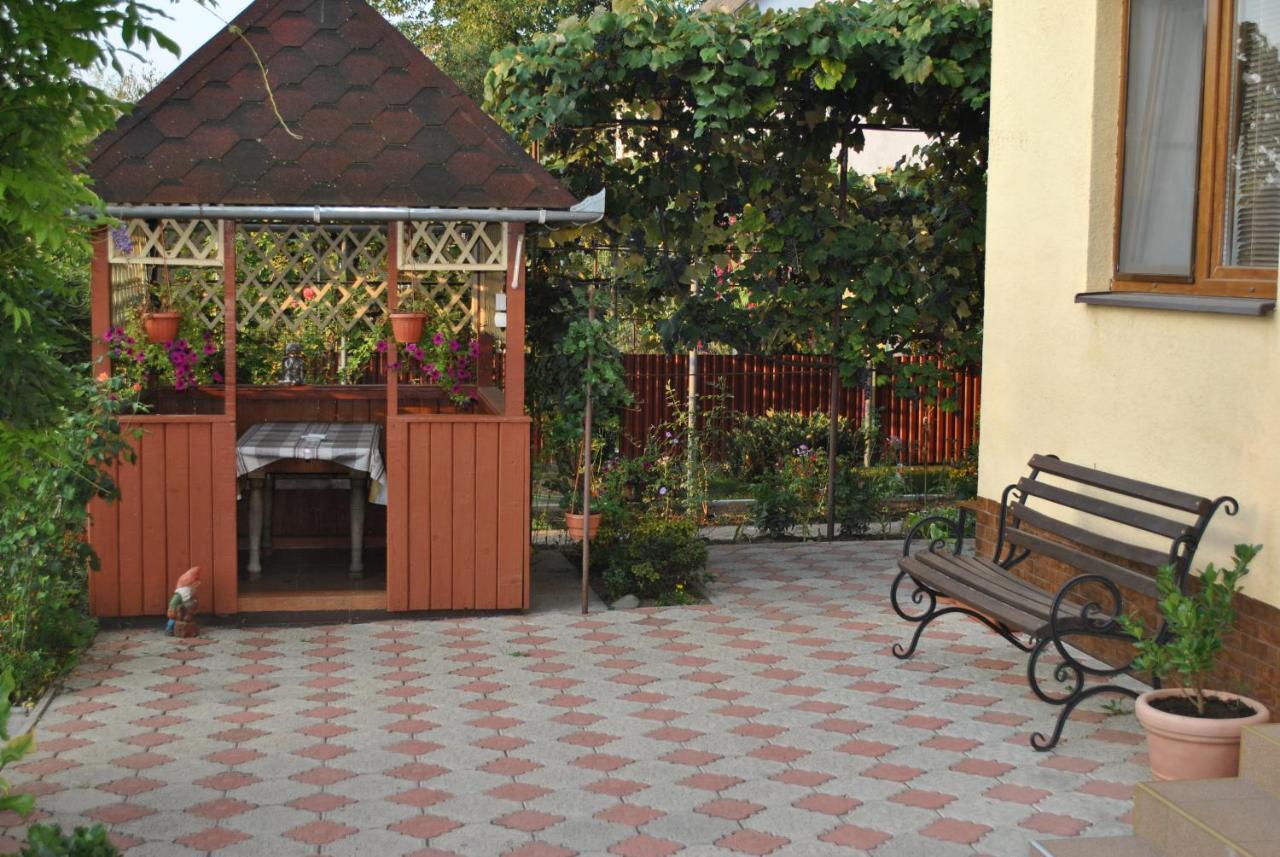 Квітковий Двір Golubinoye Exterior foto